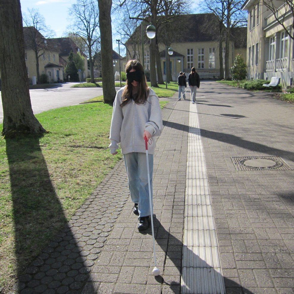 Gehen auf der Leitlinie mit dem Langstock unter der Augenbinde