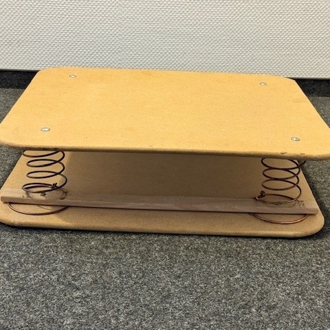 Auf dem Foto ist ein Essef-Board zu sehen: Zwischen zwei Holzplatten befinden sich vier Federn.