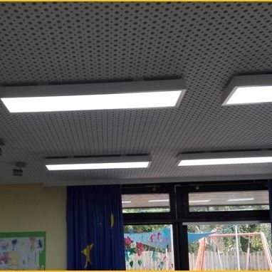 Auf dem Bild sind LED-Leuchtpaneele zu sehen, die an der Decke eines integrativen Kindergartens befestigt wurden.
