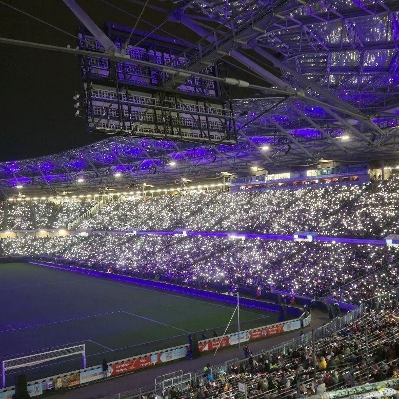 Blick auf die gut gefüllte Westtribüne