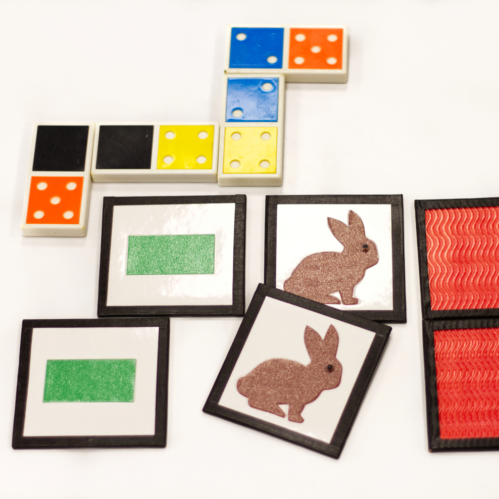 Verschiedene Dominosteine und Memoriekarten.