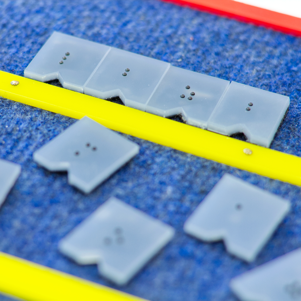 ein Klettbrett mit verschiedenen Braille-Buchstaben