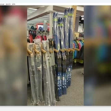 In diesem Video ist die neue Skiausrüstung zu sehen sowie Ausschnitte aus der Anprobe