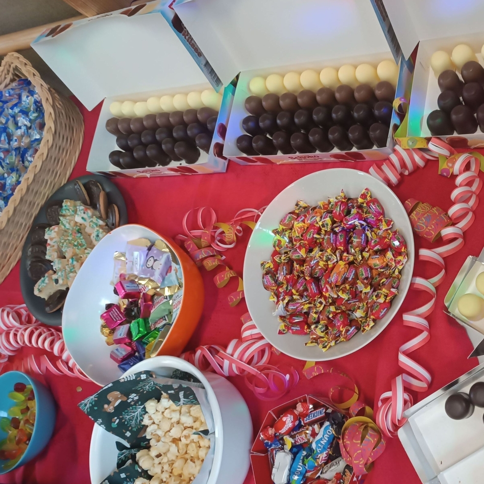 Das Bild zeigt den mit süßen Leckereien gedeckten Buffettisch.