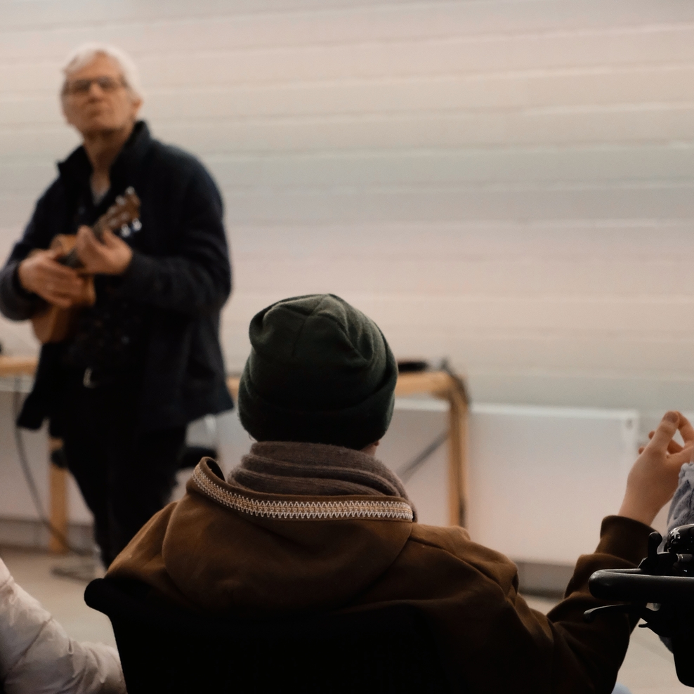 Der Musiker Morgenstern-Feise mit der Ukulele vor Publikum.