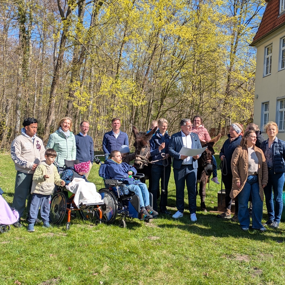 Besucher der Bürgerinitiative Kirchrode und Schülerinnen und Schüler bei der Übergabe des Spendenschecks